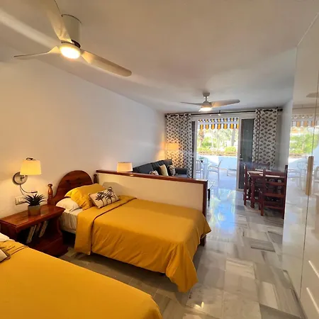 Garden View Modern Studio Apartamento